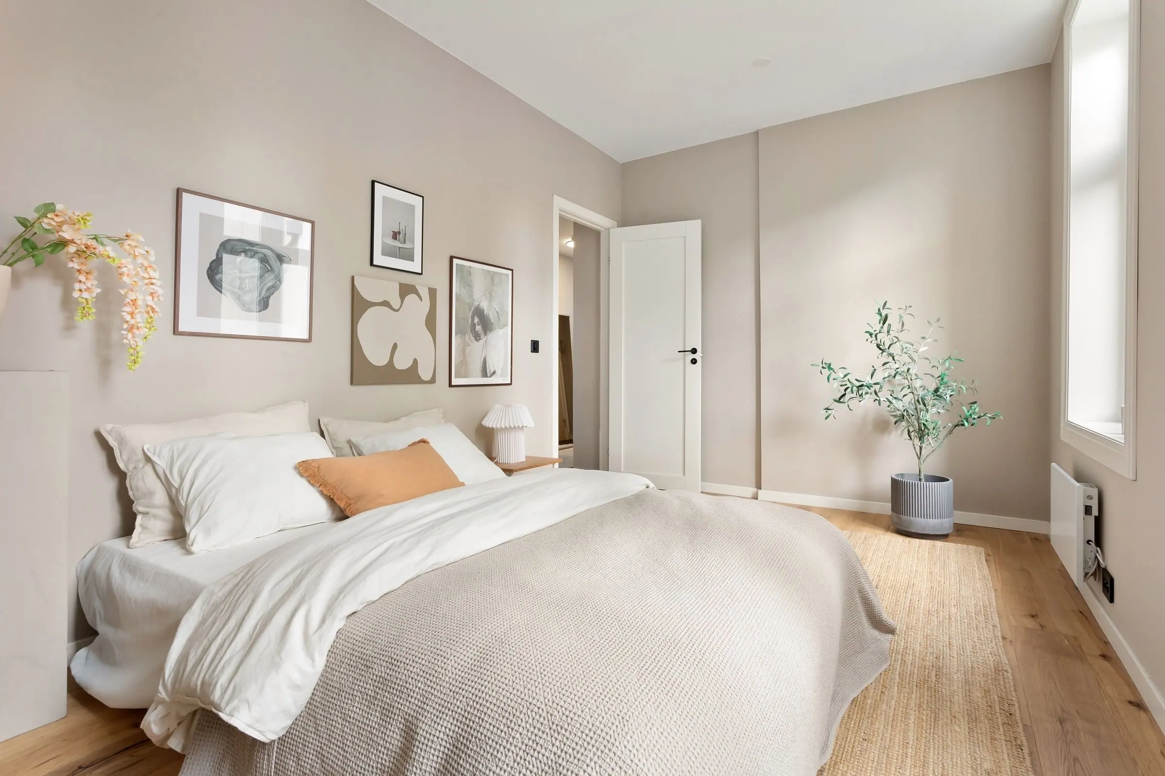 Rustige slaapkamer met een opgemaakt bed en linnen beddengoed