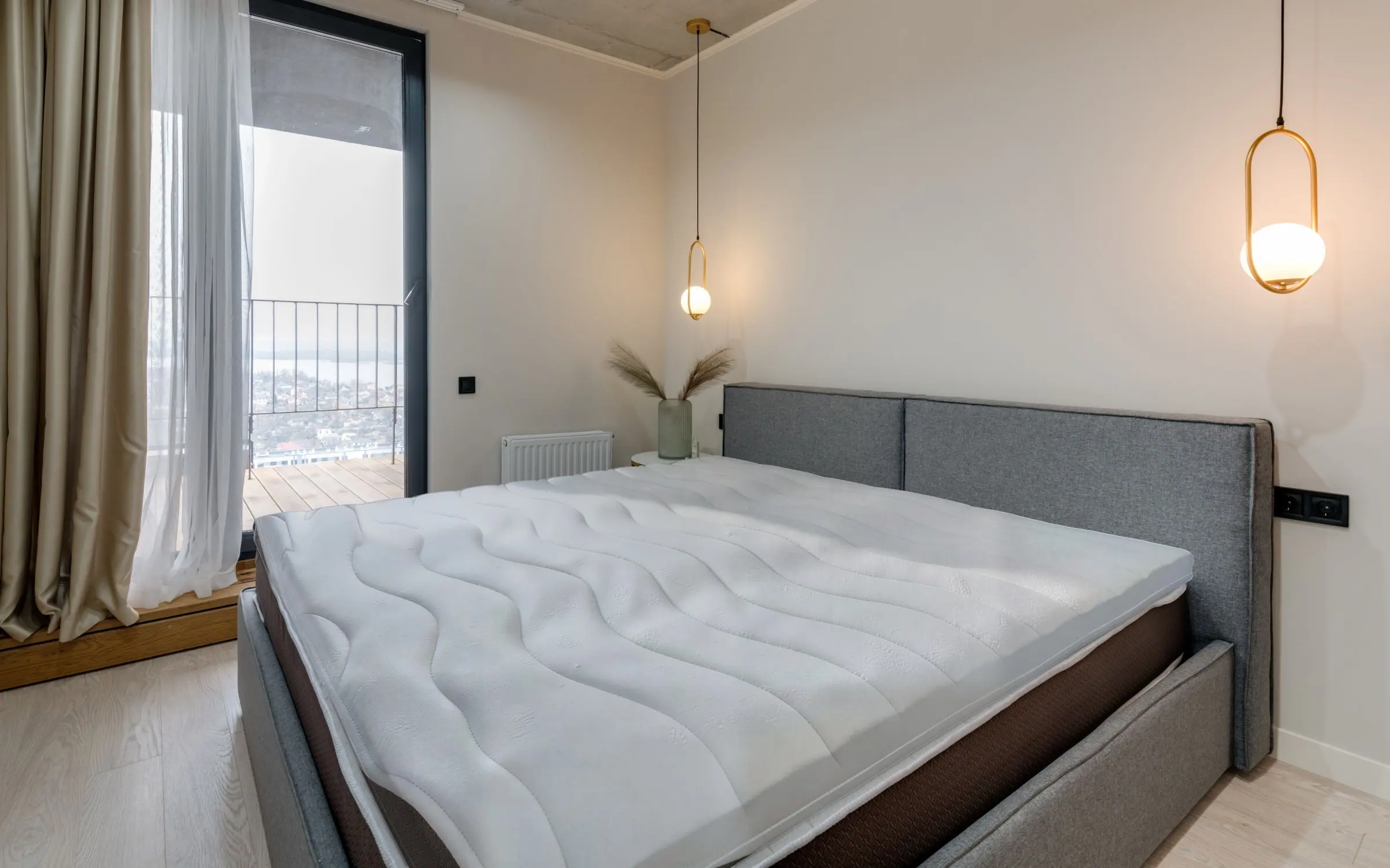 Slaapkamer met een Toros topper op een tweepersoonsbed